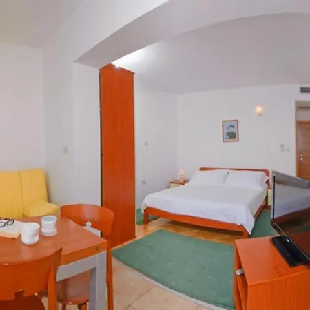Апартаменты In With A Sea View, Terrace, Air Conditioning, Wifi 201-8 Брела