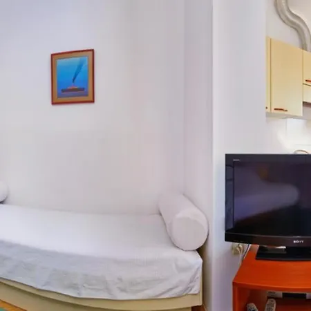 Апартаменты In With A Sea View, Terrace, Air Conditioning, Wifi 201-8 Брела